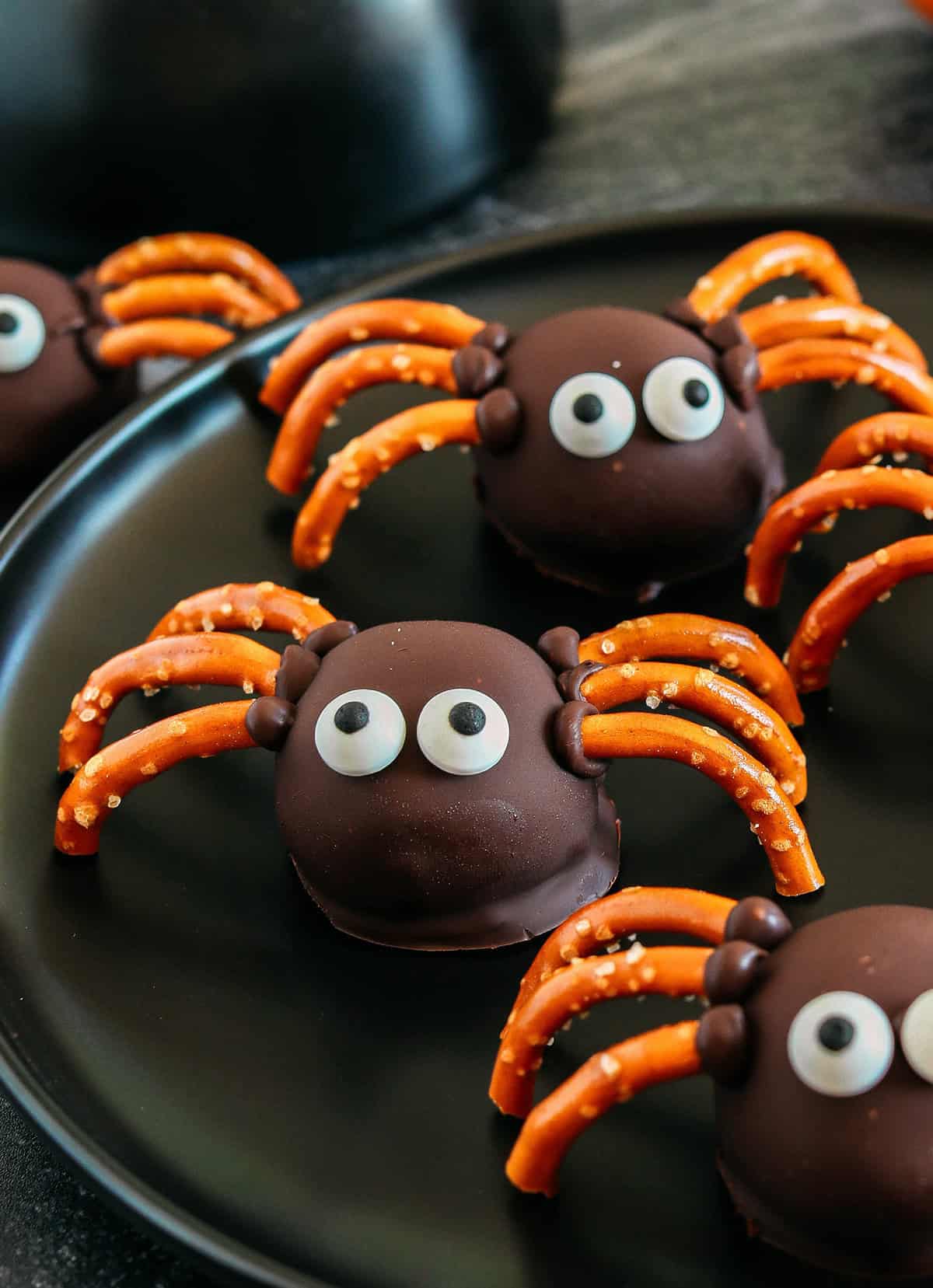 Get festive this Halloween with these tasty Chocolate Peanut Butter Spider Balls made with just 5 simple ingredients and zero baking required! The perfect sweet and salty treats that are easy to make and your kids will love!