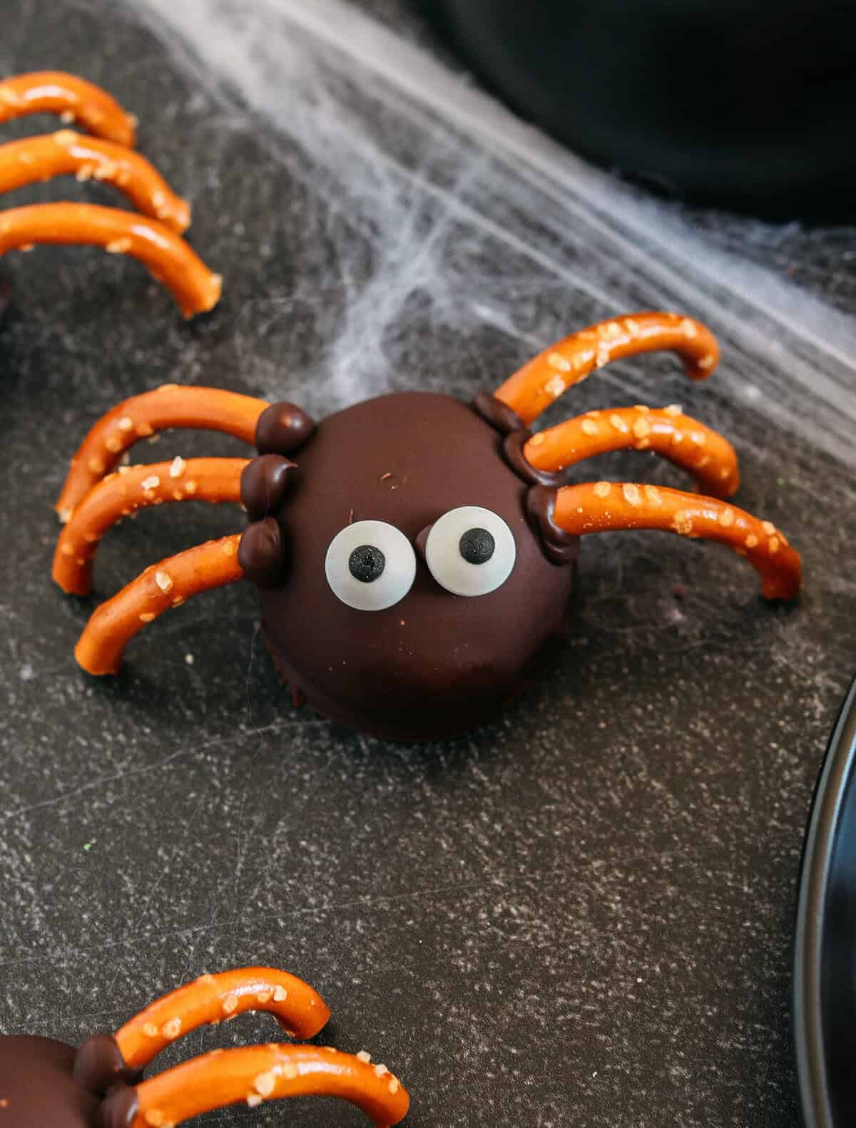 Get festive this Halloween with these tasty Chocolate Peanut Butter Spider Balls made with just 5 simple ingredients and zero baking required! The perfect sweet and salty treats that are easy to make and your kids will love!