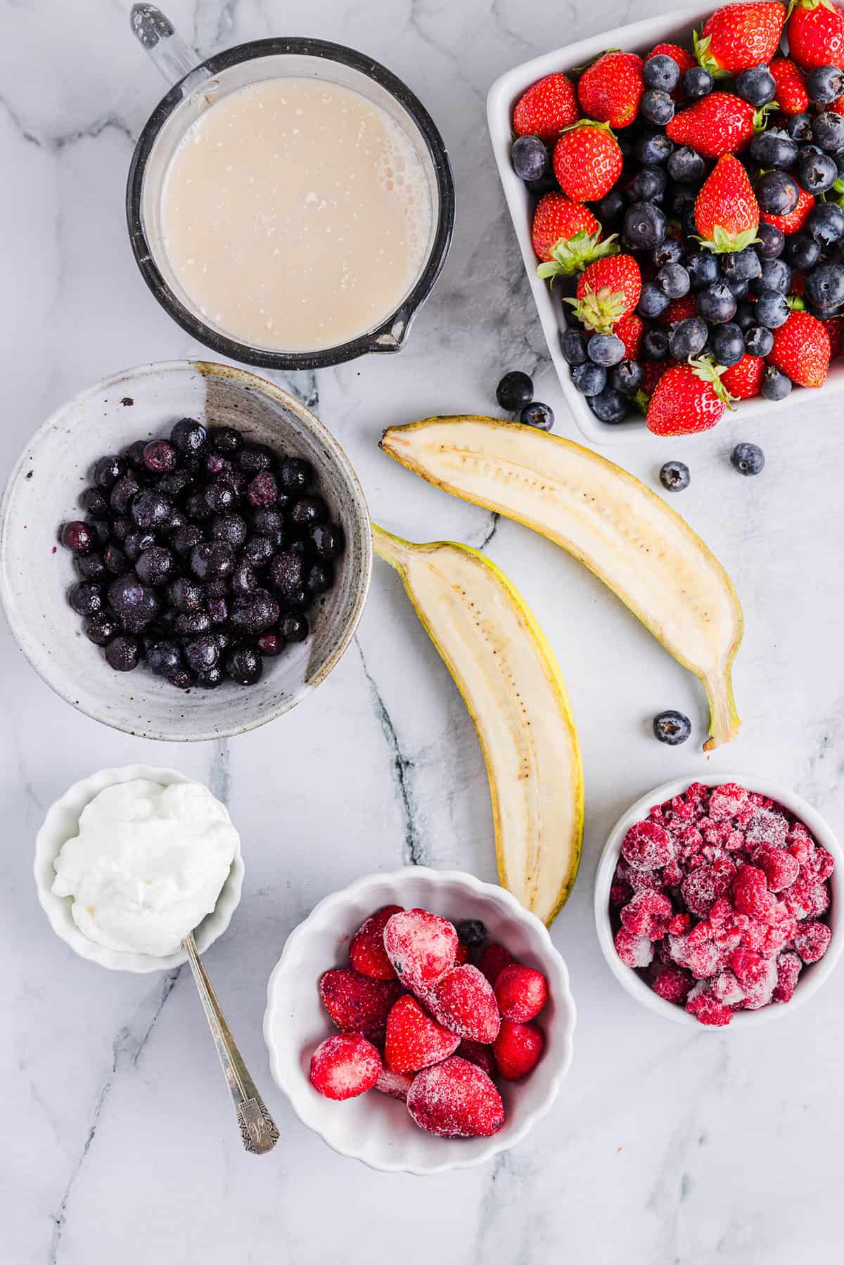 Start your morning with this perfect Mixed Berry Smoothie that is not only refreshing, but packed with antioxidants, fiber and vitamins! So colorful and nutritious!